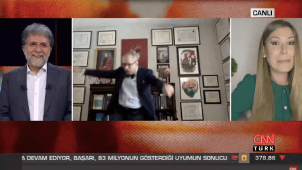 CNN Türk'te papyonlu şov! Maria'yı ABD'ye davet etti, şarkı söyledi, şimdi de zeybek oynadı...