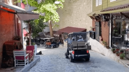 Davetliler Ayasofya Camii'ne golf arabaları ile taşındı