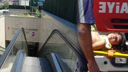 İstanbul'da metro istasyonunda yürüyen merdivene binen 7 yaşındaki Berfin dehşeti yaşadı!