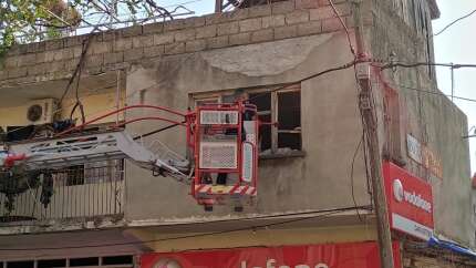 Cesedi vinçle pencereden çıkartıldı