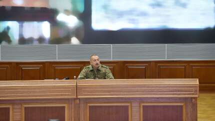 Başkomutan Aliyev üniformayı giydi