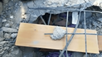 Enkaz altında kurtarılmayı bekledi