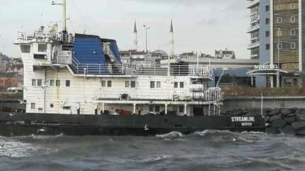 Zeytinburnu'nda sürüklenen gemi karaya oturdu