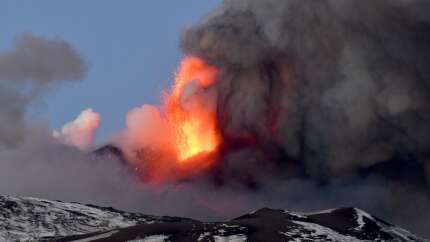 İtalya'da Etna Yanardağı yeniden faaliyete geçti