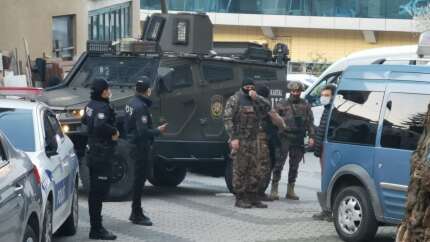 Hamile eşinin boğazına bıçağı dayayıp rehin aldı