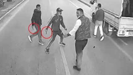 İnsanlık görevini yapan şoföre bıçak çekmişlerdi