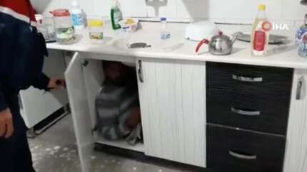 Kumar baskınında mutfak dolabının içinden çıktı