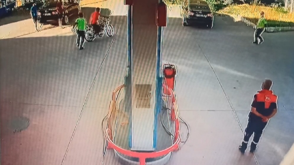 Polisi ezip yaya olarak kaçtı