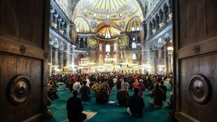 Ayasofya’da 87 yıl sonra ilk bayram namazı kılındı