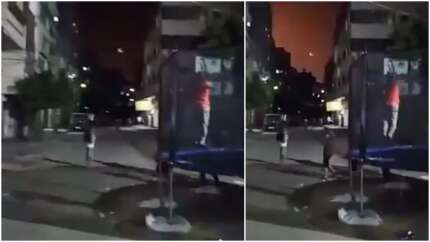 Bombalar yağarken oyun oynadılar