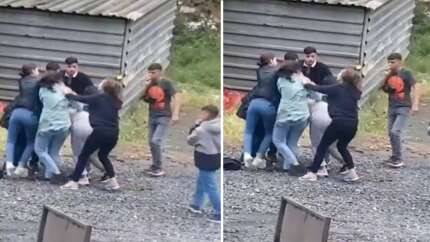 Genç kızlar sokak ortasında tekme tokat birbirine girdi!
