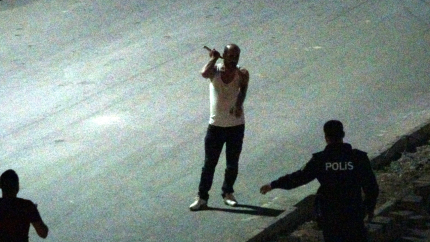 Eşiyle kavga etti, bıçağı boğazına dayadı
