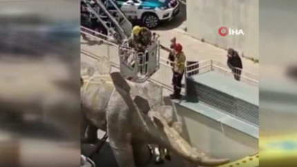 Dinozor heykelinin içinde inanılmaz ölüm