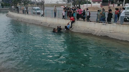 Sulama kanalına düşen minik ikizleri ecel ayırdı