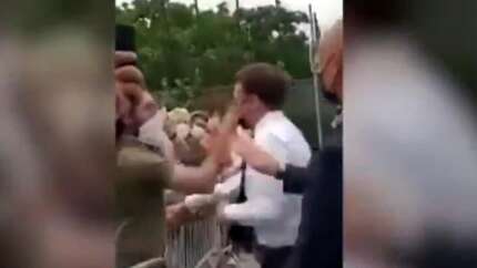 Fransa Cumhurbaşkanı Macron'a şok!  Bir anda suratına tokat yedi...