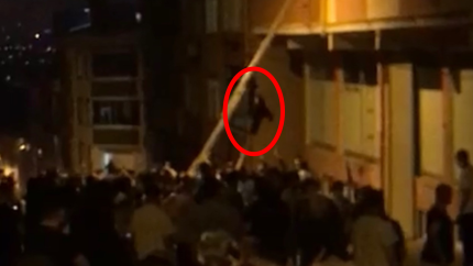 Alevleri görünce panikledi! Balkondan aşağı atladı