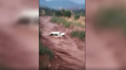 Sel sularına kapılan araç böyle sürüklendi