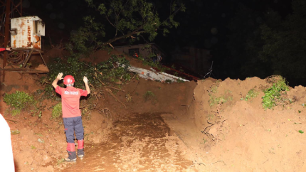 Rize'de gök yarıldı! Dereler taştı, heyelanlar oluştu, yollar kapandı