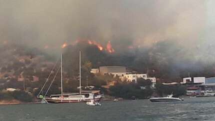 Bodrum'da bir yangın daha: Alevler, yerleşim alanına 150 metre uzakta, 3 otel tahliye edildi