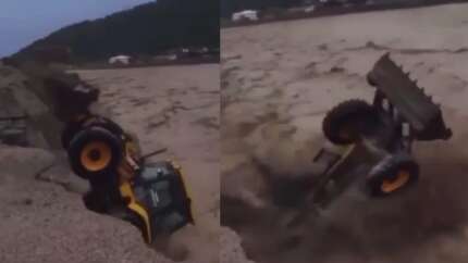 Sel suları iş makinesini böyle yuttu