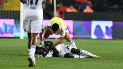 Geçmiş olsun Fabrice N'Sakala... Beşiktaş'ın sol beki maçta fenalaştı