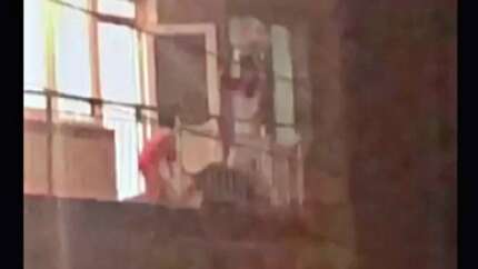 Çocuklarının ve mahallelinin önünde eşini darp etti: Mahalleli yakaladı!