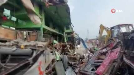Hindistan'da yoldan çıkan otobüs kamyona çarptı: 12 ölü