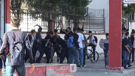 Okul önünde tekmeli, bıçaklı kavga! 2 öğrencinin yaralandığı anlar kamerada...