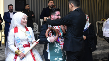 Bunu da gördük! Damada takı yerine 2 kangal sucuk takıldı