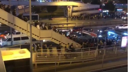 Metrobüs köprüsünde korkutan kalabalık...