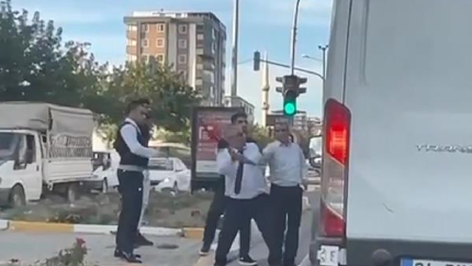 Otobüs şoförü çıldırdı! Yol verme tartışmasında minibüse sopayla saldırdı