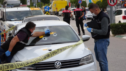 Avukat böyle çıldırdı! Husumetlisinin otomobiline pompalıyla kurşun yağdırdı