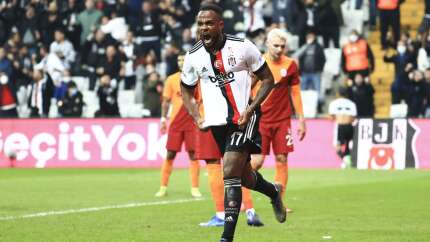 Beşiktaş-Galatasaray maçında Clye Larin şov! Ersin Destanoğlu 80'de penaltı kurtardı!