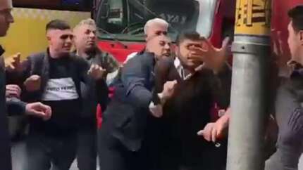 İETT şoförü ile kamyonet sürücüsü tekme tokat birbirine girdi