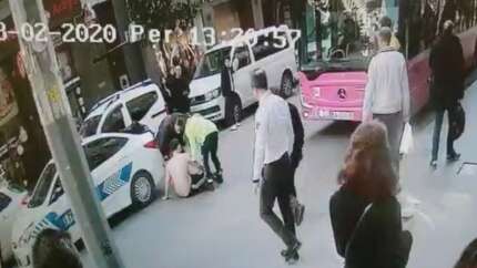 Trafik polisinden hayat kurtaran müdahale: O anlar kamerada