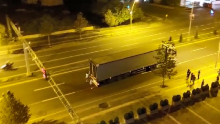 Tırın arkasında tehlikeli yolculuk kamerada