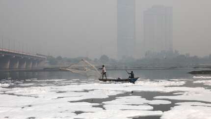 Hindistan'da korkutan görüntü... Yamuna Nehri tamamen zehirli köpükle kaplandı