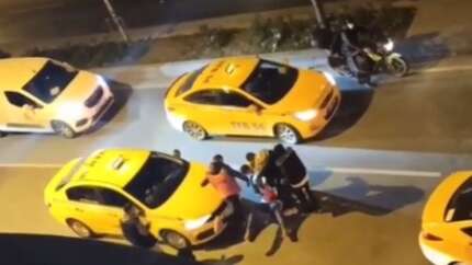 Taksici terörü saniye saniye kamerada! Yolcuyu böyle tekmelediler!
