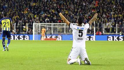 Fenerbahçe-Beşiktaş kapışmasında 4 gol var kazanan yok... Siyah-Beyazlılar Kadıköy'den yine çıktı