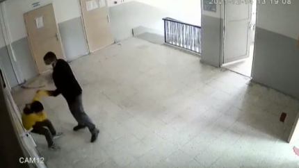 Öğrencisini tekme tokat dövüp boğazını sıktı! Dayakçı öğretmen serbest bırakıldı