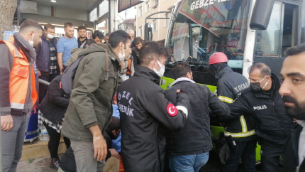 Kaza yapan otobüs durağa daldı! Bekleyen yolcular aracın altında sıkıştı