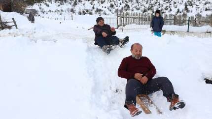 Kastamonu'da 60'lık delikanlıların "kızaklı rekabeti"nden renkli görüntüler!