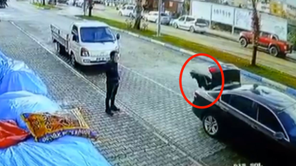İnsanlık dışı! Patron, işçiyi arabası kirlenmesin diye bagajda taşıdı