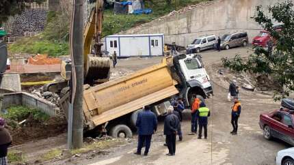 Yol çöktü, kamyon dere yatağına düştü!