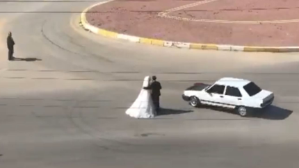 Gelin ve damadı araçtan çıkarıp etraflarında drift attı!