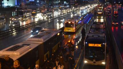 İstanbul'da yağış trafiği olumsuz etkiledi: Yoğunluk yüzde 55'i geçti!