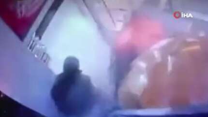 Alkollü taksicinin kaldırımdaki kişiye çarptığı anın görüntüleri ortaya çıktı