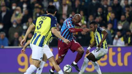 Kadıköy'de Fenerbahçe büyüsü... Trabzonspor 10 kişi kalan rakibini yenemedi...
