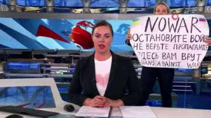 Rus televizyon kanalında canlı yayın sırasında "savaşa hayır" pankartı açıldı