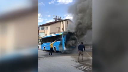 Seyir halindeki halk otobüsünde yangın çıktı!